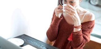 Kobieta-pije-kawe-i-robi-zakupy-online