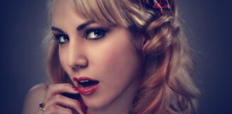 Blondynka-w-mocnym-makijazu