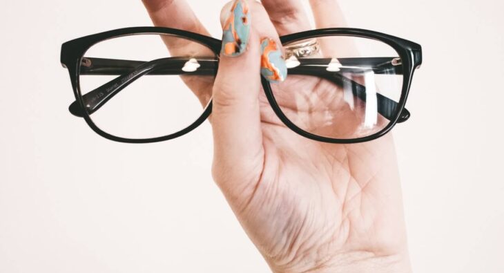 Soczewki kontaktowe czy okulary – co wybrać?